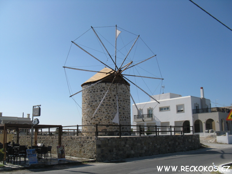 Větrný mlýn ve městě Kefalos na ostrově Kos v Řecku